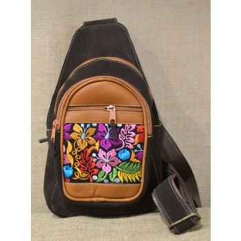 .Torebka skórzana ciemnobrązowa typu gruszka  haftowana etnicznym kwiatowym  wzorem.